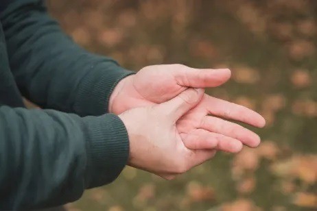 ＡＩ技術を搭載した手指のリハビリ治療器